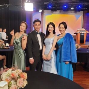 Oh Seung-ah Instagram - -

< 세번째 결혼💎 > 작품하면서 애정하는 배우 선,후배님들❤️

벌써 7년이라는 세월을 알고지낸 정말 친한 전노민선배님🤟🏻과
엄청 여성스럽고 캐릭터랑 너무 다르게 엄청 착하신..🥹👍🏻우리 최지연선배님😍 
그리고 우리드라마 비쥬얼 세상 착하고 이쁜 세영이까지..🧡❤️ 함께 끝까지 잘 달려보자구요오🥰🎬