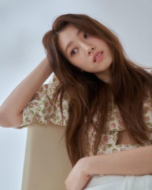 Oh Hye-soo Instagram - ⌛️
돌고돌아 결국에는 소중한 인연이 되는 사람들이 있다.
그런 놀라운 사람들과 함께한
너무나도 따뜻했던 작업,
그 마지막 결과물🤎

Photo. @hoho_yummy 
H&M. @p___ji 
Stylist. @recipeon 
Model. @5yes__
