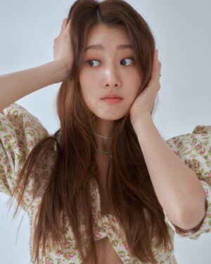 Oh Hye-soo Instagram - ⌛️
돌고돌아 결국에는 소중한 인연이 되는 사람들이 있다.
그런 놀라운 사람들과 함께한
너무나도 따뜻했던 작업,
그 마지막 결과물🤎

Photo. @hoho_yummy 
H&M. @p___ji 
Stylist. @recipeon 
Model. @5yes__