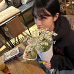 Oh Seung-hee Instagram - ⠀ ⠀ 자주 못 봐도 서운해하지 않고 서로 안부를 묻고, 선택을 존중하며 나아가 인생을 응원해 줄 수 있는 사람들이 곁에 있었기에 전보다 나은 지금의 제가 있을 수 있었어요. 더 나은 사람으로 성장할 수 있게 도와줘서 고맙고 이왕 이렇게 된 거 앞으로도 나 책임져ing ⋌˫己6해...し┫만을... ♥
