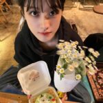 Oh Seung-hee Instagram - ⠀ ⠀ 자주 못 봐도 서운해하지 않고 서로 안부를 묻고, 선택을 존중하며 나아가 인생을 응원해 줄 수 있는 사람들이 곁에 있었기에 전보다 나은 지금의 제가 있을 수 있었어요. 더 나은 사람으로 성장할 수 있게 도와줘서 고맙고 이왕 이렇게 된 거 앞으로도 나 책임져ing ⋌˫己6해...し┫만을... ♥