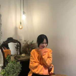 Oh Yu-jin Instagram - 날 많이 추워졌는데 감기 조심하세요🧡
#주홍주홍
.
.
(사진 찍을 때만 벗고 바로 마스크 썼습니다😃)