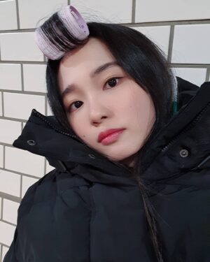 Oh Yu-jin Instagram - 🕳 👀🖤
#추웠네 #💬 #뭘까요 #🤷‍♀️