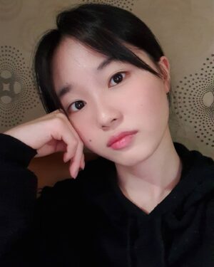 Oh Yu-jin Instagram - 난 집순이는 아닌데😖
#집콕 #심심해 #할머니댁