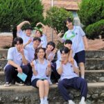 Oh Yu-jin Instagram - 그동안 청춘블라썸을, 선희를 사랑해주신 모든 분들께 정말 감사드립니다🥰 감독님, 작가님, 제작진분들, 배우분들까지 더운 날에 진짜 고생 많으셨는데 그만큼 현장도, 작품도 오래도록 잊지 못할 거예요🥹 현장에서 많이 사랑해주셔서 선희를 더 잘 만들어 나갈 수 있었어요...🫶🏻 원작 팬이었기에 이 작품에 참여할 수 있게 돼서 영광이었고, 작품에 폐가 안되도록, 선희가 잘 표현될 수 있도록 노력을 많이 했는데 좋게 봐주신 것 같아서 많이 뿌듯합니당😆 많이 애정했던 청춘블라썸을 이제는 보내줘야 한다는 게 너무 아쉽지만.. 청춘블라썸도, 선희도 잘 보내주고 저는 11월 16일 플레이리스트 오리지널 '뉴연애플레이리스트'의 '도민주'로 인사드릴테니 좀만 기다려주세용>.<❤️ 서연고 2-5반 많이 아끼고 사룽해 덕분에 진짜 행복해써🥰 #청춘블라썸 #종영 #🥹
