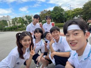 Oh Yu-jin Instagram - 그동안 청춘블라썸을, 선희를 사랑해주신 모든 분들께 정말 감사드립니다🥰
감독님, 작가님, 제작진분들, 배우분들까지 더운 날에 진짜 고생 많으셨는데 그만큼 현장도, 작품도 오래도록 잊지 못할 거예요🥹 
현장에서 많이 사랑해주셔서 선희를 더 잘 만들어 나갈 수 있었어요...🫶🏻
원작 팬이었기에 이 작품에 참여할 수 있게 돼서 영광이었고, 작품에 폐가 안되도록, 선희가 잘 표현될 수 있도록 노력을 많이 했는데 좋게 봐주신 것 같아서 많이 뿌듯합니당😆
많이 애정했던 청춘블라썸을 이제는 보내줘야 한다는 게 너무 아쉽지만.. 청춘블라썸도, 선희도 잘 보내주고 저는 11월 16일 플레이리스트 오리지널 '뉴연애플레이리스트'의 '도민주'로 인사드릴테니 좀만 기다려주세용>.<❤️

서연고 2-5반 많이 아끼고 사룽해
덕분에 진짜 행복해써🥰

#청춘블라썸 #종영 #🥹