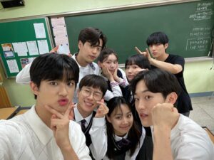 Oh Yu-jin Instagram - 그동안 청춘블라썸을, 선희를 사랑해주신 모든 분들께 정말 감사드립니다🥰
감독님, 작가님, 제작진분들, 배우분들까지 더운 날에 진짜 고생 많으셨는데 그만큼 현장도, 작품도 오래도록 잊지 못할 거예요🥹 
현장에서 많이 사랑해주셔서 선희를 더 잘 만들어 나갈 수 있었어요...🫶🏻
원작 팬이었기에 이 작품에 참여할 수 있게 돼서 영광이었고, 작품에 폐가 안되도록, 선희가 잘 표현될 수 있도록 노력을 많이 했는데 좋게 봐주신 것 같아서 많이 뿌듯합니당😆
많이 애정했던 청춘블라썸을 이제는 보내줘야 한다는 게 너무 아쉽지만.. 청춘블라썸도, 선희도 잘 보내주고 저는 11월 16일 플레이리스트 오리지널 '뉴연애플레이리스트'의 '도민주'로 인사드릴테니 좀만 기다려주세용>.<❤️

서연고 2-5반 많이 아끼고 사룽해
덕분에 진짜 행복해써🥰

#청춘블라썸 #종영 #🥹