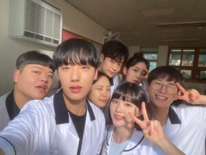 Oh Yu-jin Instagram - 그동안 청춘블라썸을, 선희를 사랑해주신 모든 분들께 정말 감사드립니다🥰
감독님, 작가님, 제작진분들, 배우분들까지 더운 날에 진짜 고생 많으셨는데 그만큼 현장도, 작품도 오래도록 잊지 못할 거예요🥹 
현장에서 많이 사랑해주셔서 선희를 더 잘 만들어 나갈 수 있었어요...🫶🏻
원작 팬이었기에 이 작품에 참여할 수 있게 돼서 영광이었고, 작품에 폐가 안되도록, 선희가 잘 표현될 수 있도록 노력을 많이 했는데 좋게 봐주신 것 같아서 많이 뿌듯합니당😆
많이 애정했던 청춘블라썸을 이제는 보내줘야 한다는 게 너무 아쉽지만.. 청춘블라썸도, 선희도 잘 보내주고 저는 11월 16일 플레이리스트 오리지널 '뉴연애플레이리스트'의 '도민주'로 인사드릴테니 좀만 기다려주세용>.<❤️

서연고 2-5반 많이 아끼고 사룽해
덕분에 진짜 행복해써🥰

#청춘블라썸 #종영 #🥹
