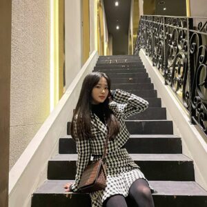 Oh Yu-jin Instagram - 여신강림에서 주혜민이라는 캐릭터로 많은 사랑을 받으며 지냈던 모든 시간들이 행복했습니다:)
그동안 여신강림을, 혜민이를 사랑해주셔서 감사합니다🙈 

저에게 주혜민이라는 캐릭터를 연기할 수 있게 기회를 주신 김상협감독님, 혜민이라는 캐릭터를 대사를 통해 완성 해낼수 있게 만들어주신 이시은 작가님께 진심으로 감사드립니다.
그리고 밤낮으로 고생 많으셨던 스태프분들, 배우분들 모두 정말 수고하셨습니다🙆‍♀️ 

곧 다음 작품으로 돌아올테니 좀만 기다려주세요🥰
사랑해요❤ 

I was so happy to be loved by all of you all the time as Joo Hye-min in "True Beauty":)
Thank you so much for loving "True Beauty" and Hyemin🙈 

Also special thank you to the director Kim, who gave me this great opportunity to play the character Joo Hye-min, and writer Lee, who made the character Hyemin.
And all the staff and actors who worked hard day and night, thank you very much🙆‍♀️ 

I'll be back with my next drama, so please wait a little while until then🥰
l Love You. Thank you❤