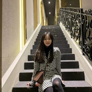Oh Yu-jin Instagram - 여신강림에서 주혜민이라는 캐릭터로 많은 사랑을 받으며 지냈던 모든 시간들이 행복했습니다:)
그동안 여신강림을, 혜민이를 사랑해주셔서 감사합니다🙈 

저에게 주혜민이라는 캐릭터를 연기할 수 있게 기회를 주신 김상협감독님, 혜민이라는 캐릭터를 대사를 통해 완성 해낼수 있게 만들어주신 이시은 작가님께 진심으로 감사드립니다.
그리고 밤낮으로 고생 많으셨던 스태프분들, 배우분들 모두 정말 수고하셨습니다🙆‍♀️ 

곧 다음 작품으로 돌아올테니 좀만 기다려주세요🥰
사랑해요❤ 

I was so happy to be loved by all of you all the time as Joo Hye-min in "True Beauty":)
Thank you so much for loving "True Beauty" and Hyemin🙈 

Also special thank you to the director Kim, who gave me this great opportunity to play the character Joo Hye-min, and writer Lee, who made the character Hyemin.
And all the staff and actors who worked hard day and night, thank you very much🙆‍♀️ 

I'll be back with my next drama, so please wait a little while until then🥰
l Love You. Thank you❤