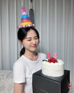 Oh Yu-jin Instagram - 20210723 HBD🥳 생일 축하해주신 모든 분들 감사합니다🥰 과분할만큼 많이 연락주셔서 덕분에 행복한 생일이었어요:) 보내주신 선물들도 잘 입고 잘 먹고, 잘 쓰겠습니당💕 모두들 더위랑 코로나 조심하시구 주말 행복하게 보내세요오🙆‍♀️