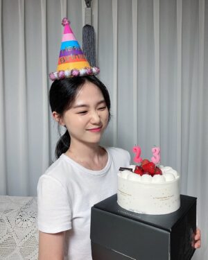 Oh Yu-jin Instagram - 20210723 HBD🥳
생일 축하해주신 모든 분들 감사합니다🥰
과분할만큼 많이 연락주셔서 덕분에 행복한 생일이었어요:)
보내주신 선물들도 잘 입고 잘 먹고, 잘 쓰겠습니당💕
모두들 더위랑 코로나 조심하시구 주말 행복하게 보내세요오🙆‍♀️