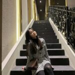 Oh Yu-jin Instagram – 여신강림에서 주혜민이라는 캐릭터로 많은 사랑을 받으며 지냈던 모든 시간들이 행복했습니다:)
그동안 여신강림을, 혜민이를 사랑해주셔서 감사합니다🙈
저에게 주혜민이라는 캐릭터를 연기할 수 있게 기회를 주신 김상협감독님, 혜민이라는 캐릭터를 대사를 통해 완성 해낼수 있게 만들어주신 이시은 작가님께 진심으로 감사드립니다.
그리고 밤낮으로 고생 많으셨던 스태프분들, 배우분들 모두 정말 수고하셨습니다🙆♀️
곧 다음 작품으로 돌아올테니 좀만 기다려주세요🥰
사랑해요❤
I was so happy to be loved by all of you all the time as Joo Hye-min in “True Beauty”:)
Thank you so much for loving “True Beauty” and Hyemin🙈
Also special thank you to the director Kim, who gave me this great opportunity to play the character Joo Hye-min, and writer Lee, who made the character Hyemin.
And all the staff and actors who worked hard day and night, thank you very much🙆♀️
I’ll be back with my next drama, so please wait a little while until then🥰
l Love You. Thank you❤