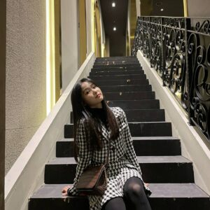 Oh Yu-jin Instagram - 여신강림에서 주혜민이라는 캐릭터로 많은 사랑을 받으며 지냈던 모든 시간들이 행복했습니다:)
그동안 여신강림을, 혜민이를 사랑해주셔서 감사합니다🙈 

저에게 주혜민이라는 캐릭터를 연기할 수 있게 기회를 주신 김상협감독님, 혜민이라는 캐릭터를 대사를 통해 완성 해낼수 있게 만들어주신 이시은 작가님께 진심으로 감사드립니다.
그리고 밤낮으로 고생 많으셨던 스태프분들, 배우분들 모두 정말 수고하셨습니다🙆‍♀️ 

곧 다음 작품으로 돌아올테니 좀만 기다려주세요🥰
사랑해요❤ 

I was so happy to be loved by all of you all the time as Joo Hye-min in "True Beauty":)
Thank you so much for loving "True Beauty" and Hyemin🙈 

Also special thank you to the director Kim, who gave me this great opportunity to play the character Joo Hye-min, and writer Lee, who made the character Hyemin.
And all the staff and actors who worked hard day and night, thank you very much🙆‍♀️ 

I'll be back with my next drama, so please wait a little while until then🥰
l Love You. Thank you❤