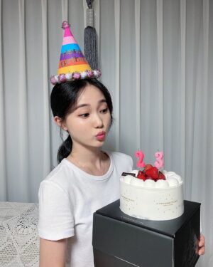 Oh Yu-jin Instagram - 20210723 HBD🥳
생일 축하해주신 모든 분들 감사합니다🥰
과분할만큼 많이 연락주셔서 덕분에 행복한 생일이었어요:)
보내주신 선물들도 잘 입고 잘 먹고, 잘 쓰겠습니당💕
모두들 더위랑 코로나 조심하시구 주말 행복하게 보내세요오🙆‍♀️
