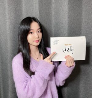 Oh Yu-jin Instagram - D-DAY 다크홀
"우리는 생존의 시대를 마주했다" 

동림이로 분하는 동안 작품에 누가 되지 않도록 정말 사력을 다해 찍었던 다크홀이 드디어 오늘 밤 첫방송 됩니다🙆‍♀️
재난미스터리 스릴러 크리처물로 지금까지와는 다른 신선한 장르물을 만나보실 수 있을거예요😁
궁금하시죠...? 

그럼!! 오늘 밤 10시 50분 OCN과 tvN에서 첫방송되는 다크홀 많은 시청과 사랑 부탁드려요💕
(동림이는 2화부터 쭉 만나보실 수 있습니다🤩)

그리고 오늘 저녁 7시에 소소하게 인스타라이브를 해볼까합니다... 시간이 되시는 분들은 함께 해요❤

#다크홀 #darkhole #한동림 #OCN #tvN #동시방송 #오늘밤 #10시50분 #본방사수📺