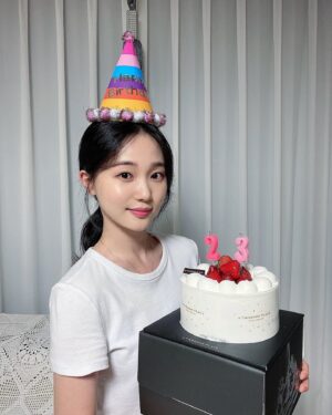 Oh Yu-jin Instagram - 20210723 HBD🥳
생일 축하해주신 모든 분들 감사합니다🥰
과분할만큼 많이 연락주셔서 덕분에 행복한 생일이었어요:)
보내주신 선물들도 잘 입고 잘 먹고, 잘 쓰겠습니당💕
모두들 더위랑 코로나 조심하시구 주말 행복하게 보내세요오🙆‍♀️