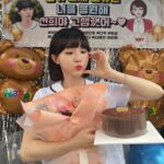 Oh Yu-jin Instagram - 우리 회사... WNY는 사랑이죠❤️ 마지막 촬영날 서프라이즈때매 엄청 대성통곡했던...😭 올리고 싶어서 한참 참았다구요ㅠㅜㅠ 진짜 감사하구 싸랑합니당❤️❤️❤️❤️❤️❤️❤️ 고생하셨어요오오오오🥰🥰🥰🥰 #청춘블라썸 #종영 #WNY #서프라이즈 #뿌엥 #🫶🏻