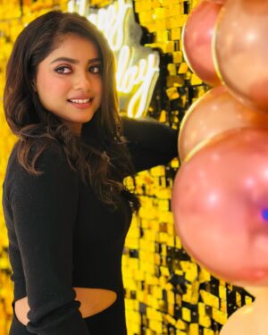 Oindrila Bose Instagram - Happy birthday to me 🥳
.
.
picture courtesy to my favourite @debchandrima_official