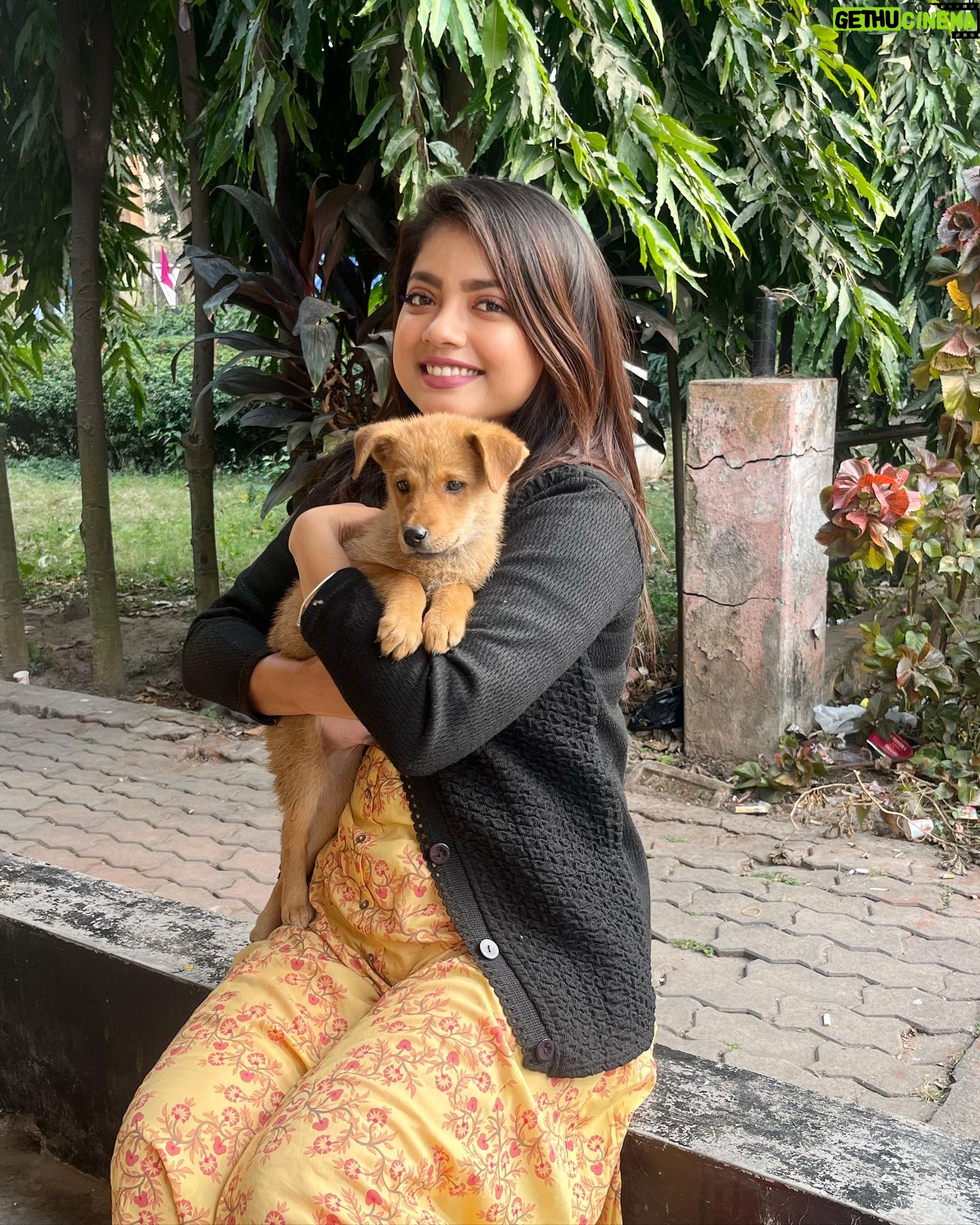 Oindrila Bose Instagram - Hugs and kisses ☺️