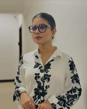 Oindrila Bose Instagram - Be a badass with a 😎
.
.
.
#newspecs👓 #explore #ottd #black #white