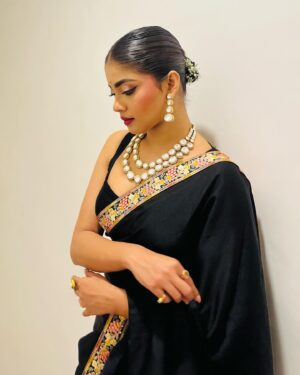 Oindrila Bose Instagram - 🎆
#zeebangla #sonarsongsar2024 

Wardrobe @___vastraa 
Jewellery @jhalak_thedesignerstore 
Make up and hair @baban.islam.54 
Styled by @subrata4462