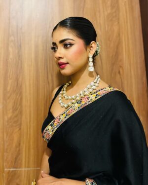 Oindrila Bose Instagram - 🎆
#zeebangla #sonarsongsar2024 

Wardrobe @___vastraa 
Jewellery @jhalak_thedesignerstore 
Make up and hair @baban.islam.54 
Styled by @subrata4462