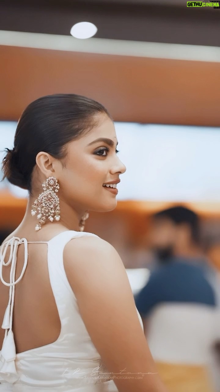 Oindrila Bose Instagram - Glimpse of yesterday🤍 #sadarongerprithibi #premiere #newbengalimovie #explore Make up and hair @baban.islam.54 Styled by @subrata4462 Saree @kreationby.kj Jewellery @jhalak_thedesignerstore DOP @saan_insta_ii