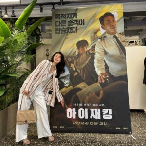 Ok Ja-yeon Instagram - 영화 백두산을 함께 했던, 참 멋진 조감독님이셨던, 김성한 감독님의 첫 영화 개봉을 축하드립니다🎉 감독님의 감각과 진심을 믿어 의심치 않았지요! 성동일선배님께서 무대 인사에서 애정을 가득 담아 하신 말씀처럼 ‘신파 없이 진한 여운이 오래 남는 이야기’였어요- 정성으로 차곡차곡 잘 만든 영화, 많은 분들이 봐 주시길 기원합니다 :-)
#하이재킹