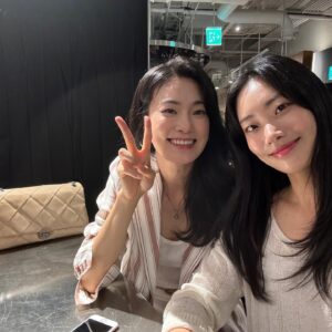 Ok Ja-yeon Instagram - 영화 백두산을 함께 했던, 참 멋진 조감독님이셨던, 김성한 감독님의 첫 영화 개봉을 축하드립니다🎉 감독님의 감각과 진심을 믿어 의심치 않았지요! 성동일선배님께서 무대 인사에서 애정을 가득 담아 하신 말씀처럼 ‘신파 없이 진한 여운이 오래 남는 이야기’였어요- 정성으로 차곡차곡 잘 만든 영화, 많은 분들이 봐 주시길 기원합니다 :-)
#하이재킹