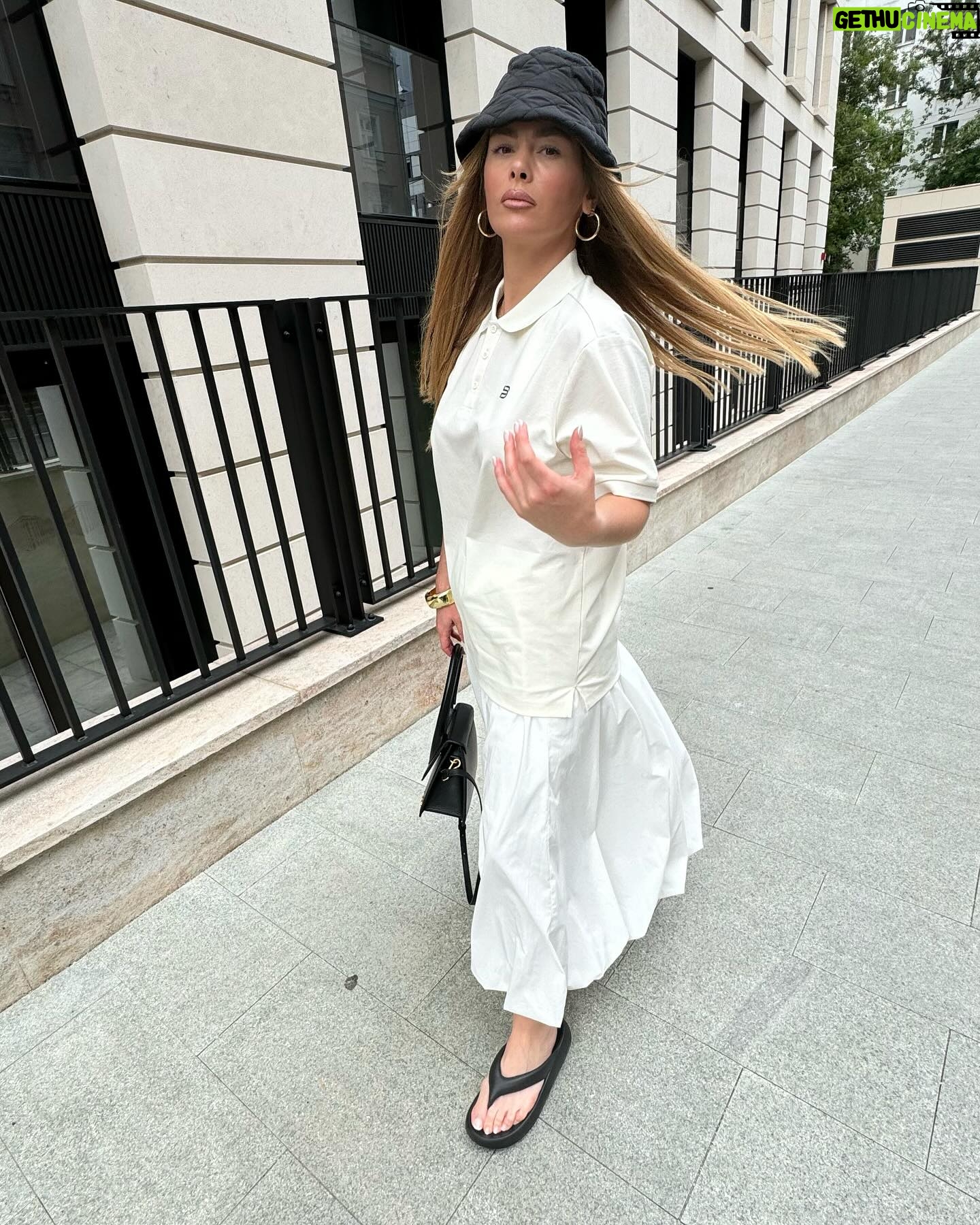 Oksana Adamovich - 67 Likes - Combo for imagine city palms, when we are free in our style
Polo @baasploa.ru
Flip flops @tvoe_official
#аŃŃŃŠøŃŃŠ²ŃŠµŃŠ½Š°Š¼ŠŗŠ°Š¼Šø #Š²ŃŠµŃнамки #flipflopsoutfit #flipflopsandals #ŃŠ±ŠŗŠ°ŠæŠ°ŃаŃŃŃ #ŃŠ±ŠŗŠ°Š±Š°Š»Š»Š¾Š½ #summeroutfitideas #whiteskirtoutfit #polooutfit #baasploa #flipflops #baloonskirt #summeroutfit #skirtaesthetic #flipflopsaesthetic #summerlook #summertrends2024 #summertrends