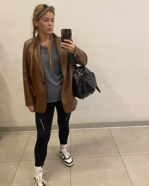 Oksana Adamovich Instagram - When sports is your whole life 

#sportstylelife #sportaesthetic #sportchic #casualfashion #sportcasual #sneakersoutfit #legginsoutfit #sportwearoutfit #leatherjacketoutfit