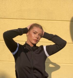 Oksana Adamovich Instagram - The sun is the sponsor of my skin’s glow

#glowmakeup #glowingskin #glowcheeks #sunmakeup #lightmakeup #pumastyle #sportchic #sportstyle #sportoutfit #yellowaesthetic #butteraesthetic #butteroutfit #buttercolor #sportaesthetic #sportfashion