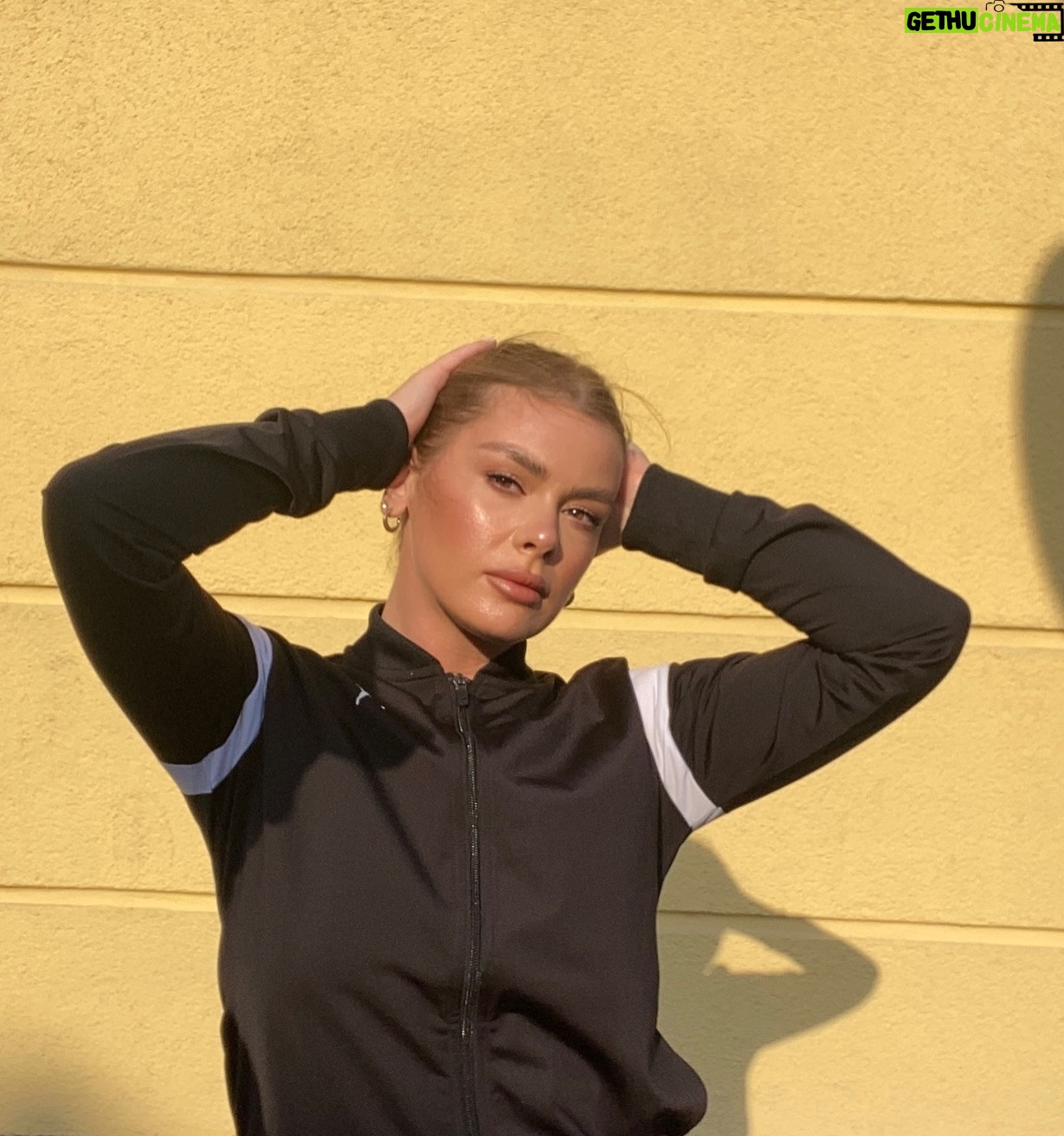 Oksana Adamovich - 3 Likes - The sun is the sponsor of my skinās glow
#glowmakeup #glowingskin #glowcheeks #sunmakeup #lightmakeup #pumastyle #sportchic #sportstyle #sportoutfit #yellowaesthetic #butteraesthetic #butteroutfit #buttercolor #sportaesthetic #sportfashion