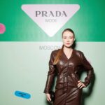 Oksana Akinshina Instagram – Prada Mode от Дэмиена Херста. Теперь в Москве. #pradamodemoscow
@prada 

Dress: @bosco_di_ciliegi @nanushka 
Photo press wall: @temerinatemerina  Photo: @germanlarkin