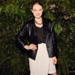 Oksana Akinshina Instagram – Премьера сериала «The Тёлки». 
@mediaslovostudio
Первые серии уже завтра можно посмотреть на @itsmore.tv 

Юбка, украшения @maxmara #maxmara , кожаный жакет @sportmax #sportmax 
Стиль: @albekov 
@bosco_di_ciliegi