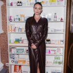 Oksana Akinshina Instagram – Prada Mode от Дэмиена Херста. Теперь в Москве. #pradamodemoscow
@prada 

Dress: @bosco_di_ciliegi @nanushka 
Photo press wall: @temerinatemerina  Photo: @germanlarkin