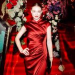 Oksana Akinshina Instagram - Спасибо @voguerussia за яркий и прекрасный вечер! Фото с инсталляции Cle de peau beaute. #cledepeaubeaute @cledepeaubeaute Dress: @rasario Boutique: @boutique_no7 Make up & Hair: @shubichvera @verashubich_salon