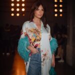 Olívia Ortiz Instagram – “Dream” F/W24 pela imaginação e liberdade, com a suavidade e sofisticação @carlos_gil_designer e tanta gente cheia de pinta. E eu cá adorei as minhas plumas! 
#portuguesedesign #lisboafashionweek #modalisboaforgood #portuguesefashion #lisboa