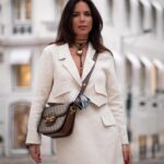 Olívia Ortiz Instagram - E andar com o meu #GalaxyZFlip5 assim? É que não é só um smartphone, também complementa o look do dia. Usem o código OLIVIA para 10% de desconto adicional no site da @samsungportugal, acumulável com todas as campanhas em vigor. #TeamGalaxy Pub