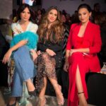 Olívia Ortiz Instagram – “Dream” F/W24 pela imaginação e liberdade, com a suavidade e sofisticação @carlos_gil_designer e tanta gente cheia de pinta. E eu cá adorei as minhas plumas! 
#portuguesedesign #lisboafashionweek #modalisboaforgood #portuguesefashion #lisboa