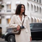 Olívia Ortiz Instagram - E andar com o meu #GalaxyZFlip5 assim? É que não é só um smartphone, também complementa o look do dia. Usem o código OLIVIA para 10% de desconto adicional no site da @samsungportugal, acumulável com todas as campanhas em vigor. #TeamGalaxy Pub