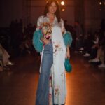 Olívia Ortiz Instagram – “Dream” F/W24 pela imaginação e liberdade, com a suavidade e sofisticação @carlos_gil_designer e tanta gente cheia de pinta. E eu cá adorei as minhas plumas! 
#portuguesedesign #lisboafashionweek #modalisboaforgood #portuguesefashion #lisboa
