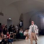 Olívia Ortiz Instagram – “Dream” F/W24 pela imaginação e liberdade, com a suavidade e sofisticação @carlos_gil_designer e tanta gente cheia de pinta. E eu cá adorei as minhas plumas! 
#portuguesedesign #lisboafashionweek #modalisboaforgood #portuguesefashion #lisboa