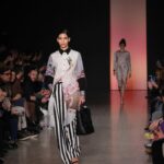 Olívia Ortiz Instagram – “Dream” F/W24 pela imaginação e liberdade, com a suavidade e sofisticação @carlos_gil_designer e tanta gente cheia de pinta. E eu cá adorei as minhas plumas! 
#portuguesedesign #lisboafashionweek #modalisboaforgood #portuguesefashion #lisboa