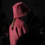Olívia Ortiz Instagram – “Dream” F/W24 pela imaginação e liberdade, com a suavidade e sofisticação @carlos_gil_designer e tanta gente cheia de pinta. E eu cá adorei as minhas plumas! 
#portuguesedesign #lisboafashionweek #modalisboaforgood #portuguesefashion #lisboa