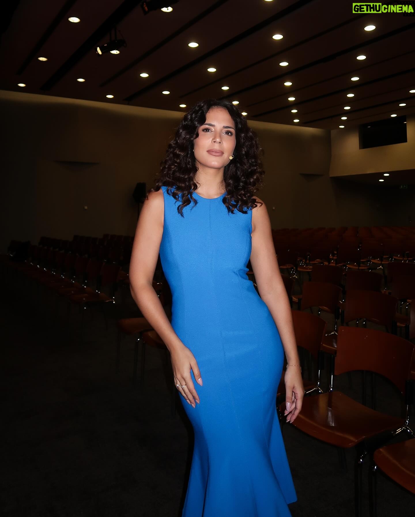 Olívia Ortiz Instagram - O azul do vestido foi pura coincidência.