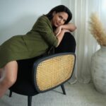 Olívia Ortiz Instagram - Pub Viver o belo. Este é o novo conceito da La Redoute Intérieurs para vivermos rodeados de objectos inspiradores e sentirmo-nos bem connosco e com os outros. O cadeirão Buisseau e o tapete em lâ Linora da coleção La Redoute Intérieurs, encaixam tão bem na decoração cá de casa e são o toque perfeito e aconchegante para me sentir bem aqui e com as pessoas de quem gosto.Vamos viver o belo? @laredoutept. #laredoutept #laredouteinterieurspt #Viverobelo #design