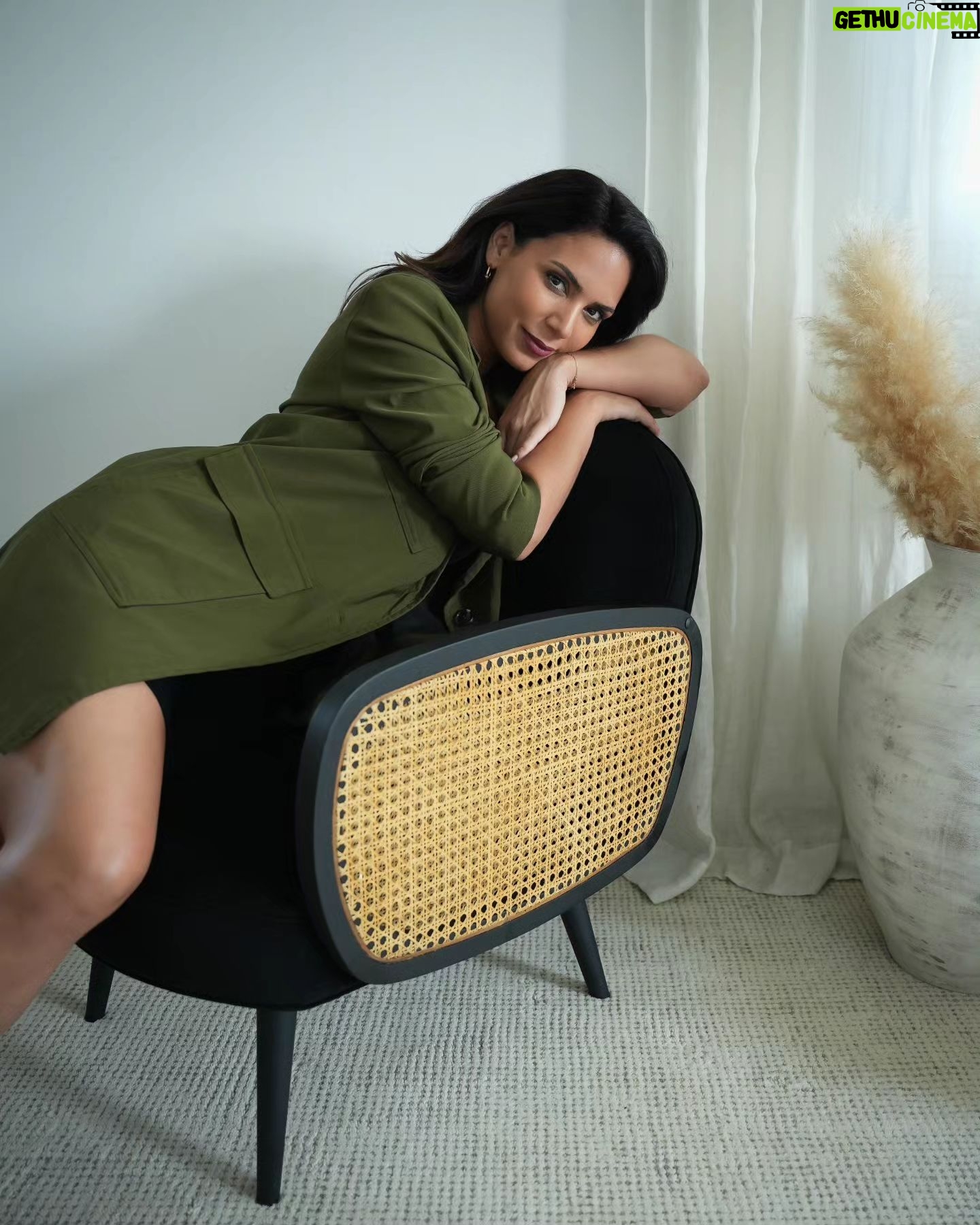 Olívia Ortiz Instagram - Pub Viver o belo. Este é o novo conceito da La Redoute Intérieurs para vivermos rodeados de objectos inspiradores e sentirmo-nos bem connosco e com os outros. O cadeirão Buisseau e o tapete em lâ Linora da coleção La Redoute Intérieurs, encaixam tão bem na decoração cá de casa e são o toque perfeito e aconchegante para me sentir bem aqui e com as pessoas de quem gosto.Vamos viver o belo? @laredoutept. #laredoutept #laredouteinterieurspt #Viverobelo #design
