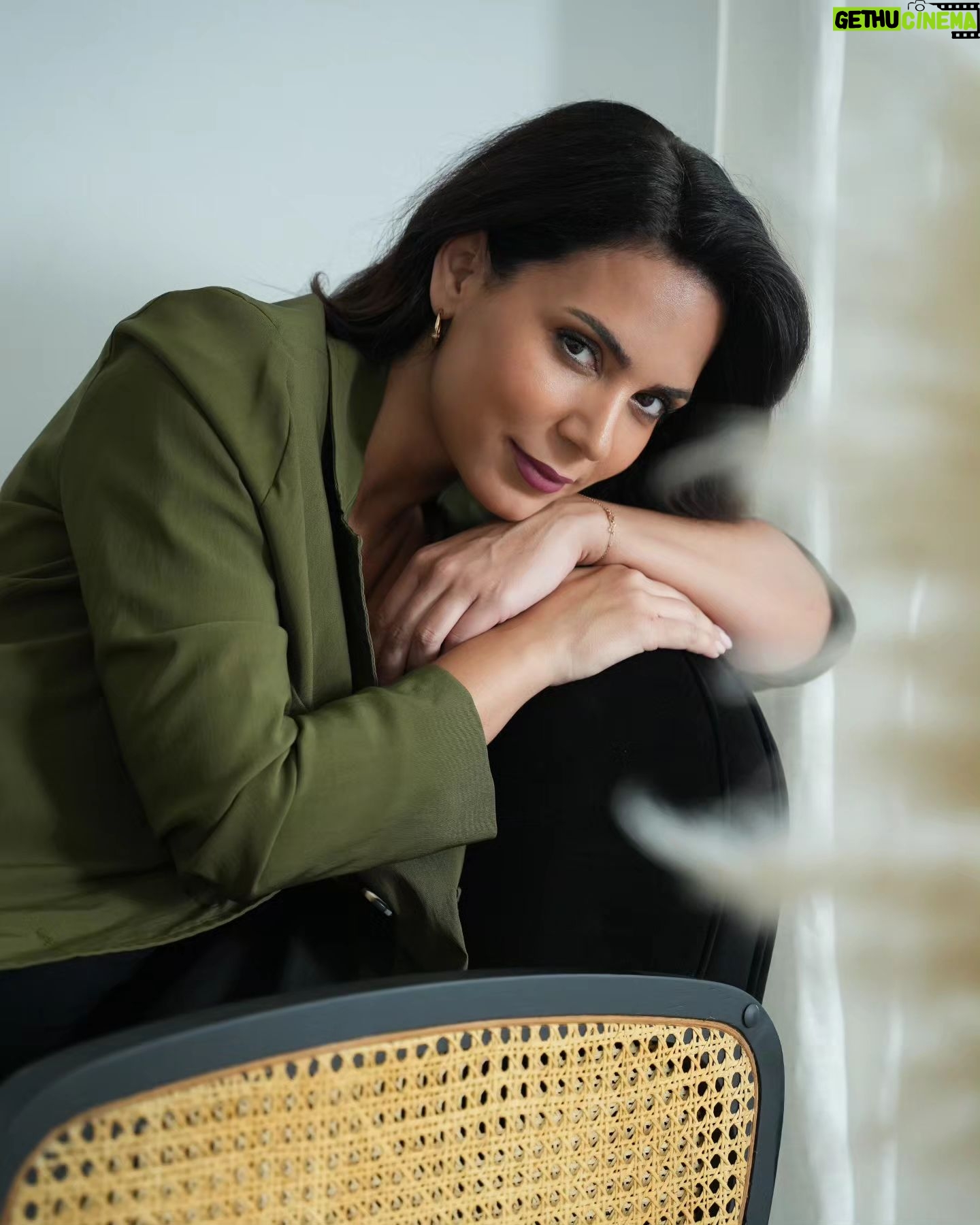 Olívia Ortiz Instagram - Pub Viver o belo. Este é o novo conceito da La Redoute Intérieurs para vivermos rodeados de objectos inspiradores e sentirmo-nos bem connosco e com os outros. O cadeirão Buisseau e o tapete em lâ Linora da coleção La Redoute Intérieurs, encaixam tão bem na decoração cá de casa e são o toque perfeito e aconchegante para me sentir bem aqui e com as pessoas de quem gosto.Vamos viver o belo? @laredoutept. #laredoutept #laredouteinterieurspt #Viverobelo #design